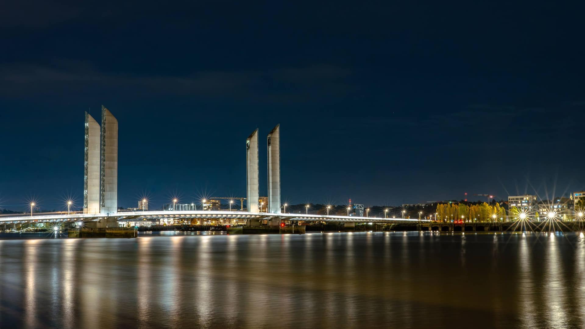 Zvedací most v Bordeaux odrážející se v hladině řeky