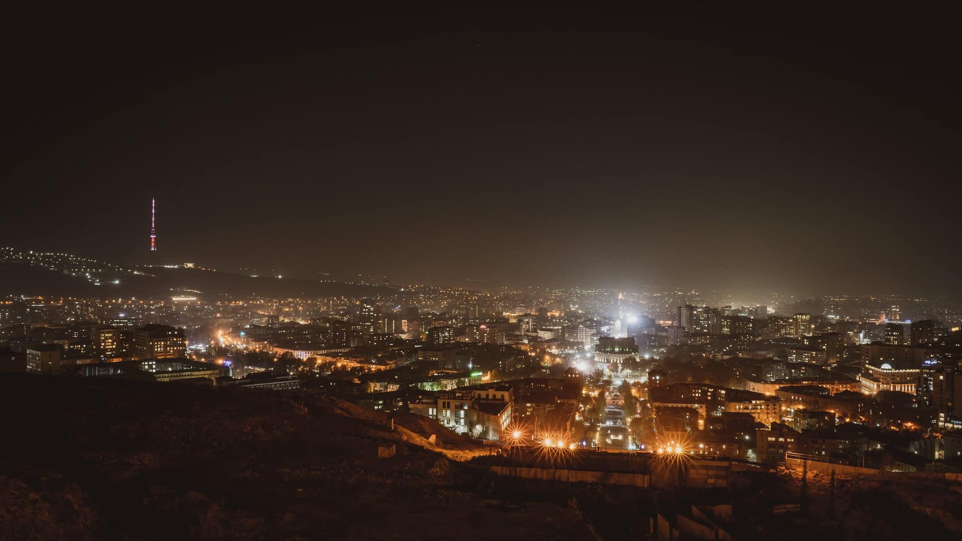 Noční pohled na Jerevan z kopce nad městem