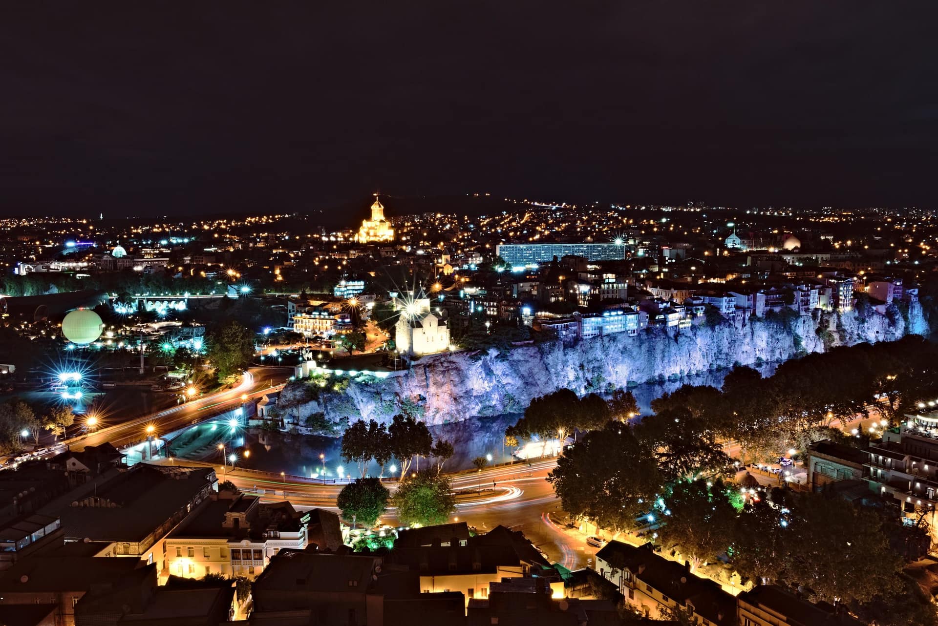 Panorama nasvíceného města po setmění