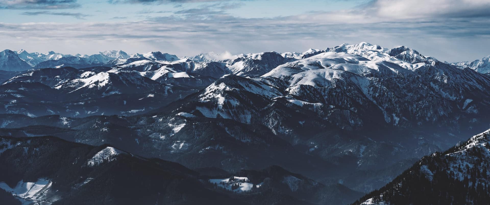 Panorama zasněženého horského hřebene