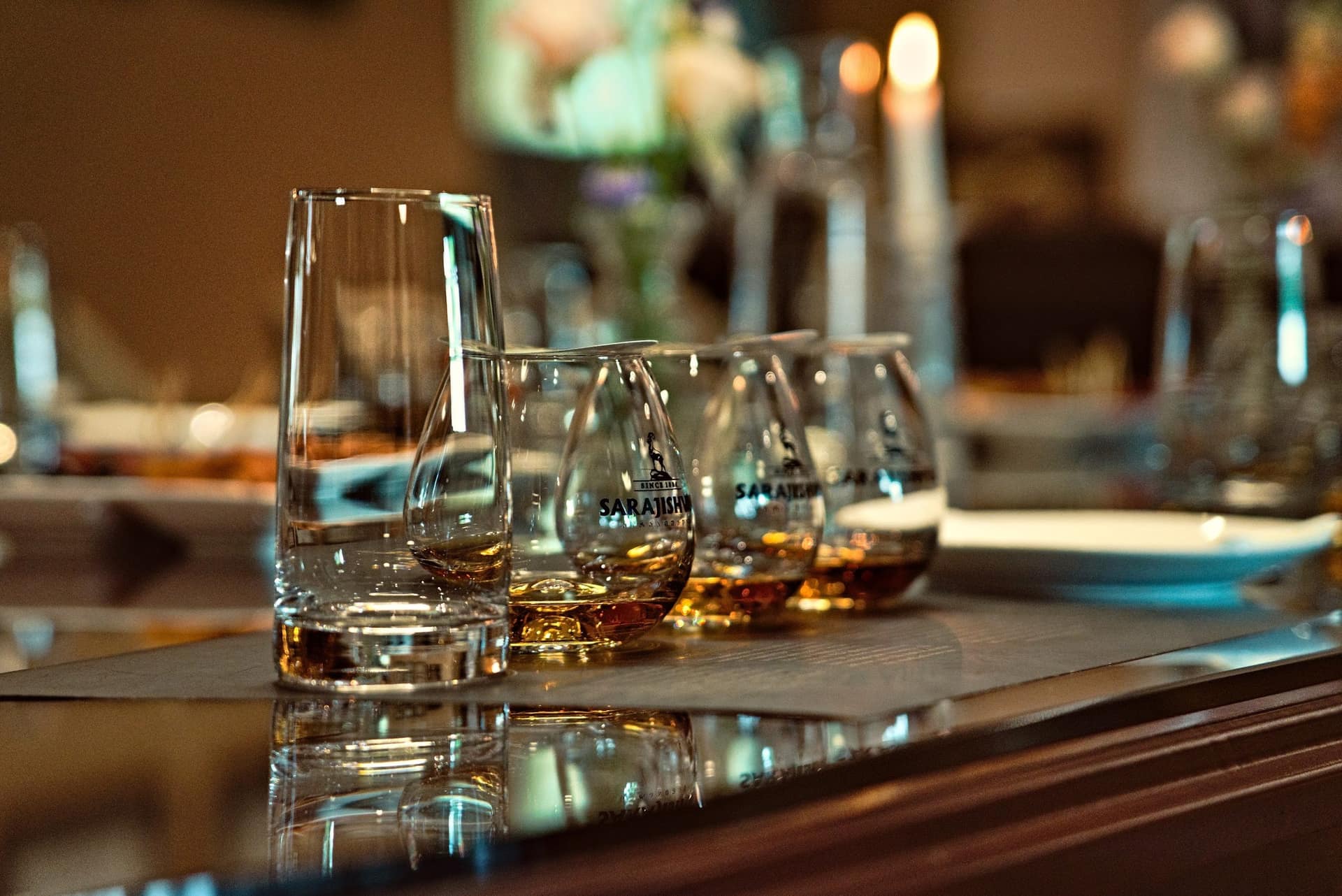 Sklenice whisky na barovém pultu při degustaci
